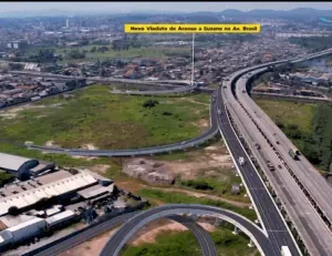 Vista aérea de trevo rodoviário com legenda sobre novo viaduto de acesso